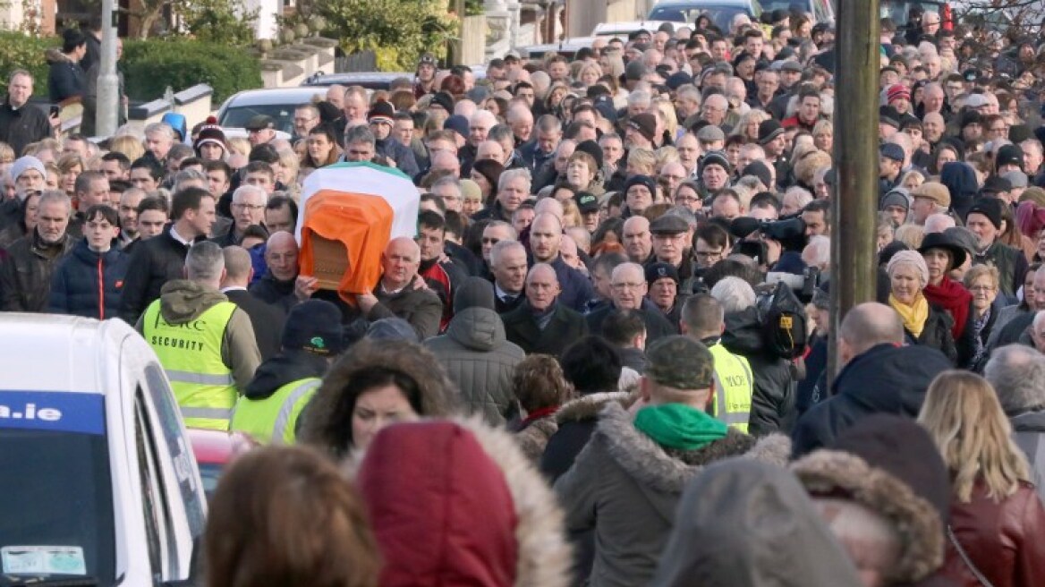 Φωτογραφίες: Εκατοντάδες Βορειο-Ιρλανδοί συνόδευσαν τον αρχηγό του IRA στην τελευταία του κατοικία